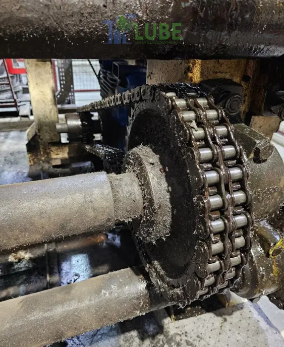 Các giải pháp truyền thống như mỡ hoặc dầu độ nhớt cao thường gặp hạn chế: Mỡ bôi trơn: khó thẩm thấu vào chốt xích, dầu tách ra nhưng không đi sâu vào vùng ma sát, đồng thời dễ hút bụi tạo thành lớp mài mòn. Dầu độ nhớt cao: bám nhiều trên bề mặt xích, nhưng khó chui vào khớp xích và vẫn giữ bụi mạnh, làm tăng ma sát theo thời gian. 👉 Kết quả: hiệu quả bôi trơn thực tế thấp và tuổi thọ xích giảm.